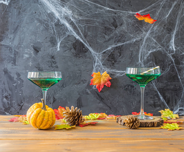 Halloween party se zelenými koktejly a malou dýní - Fotografie, Obrázek