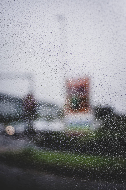 İngiltere 'de yağmurlu, yağmurlu ve yağmurlu bir günün ön camından bak..  - Fotoğraf, Görsel