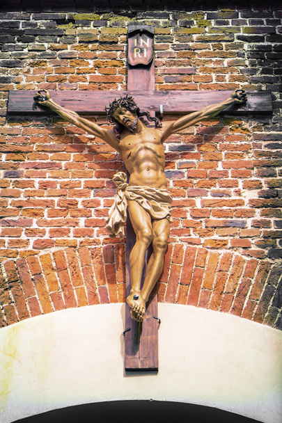 ο Ιησούς Χριστός στο σταυρό μπροστά από τον τοίχο - Φωτογραφία, εικόνα