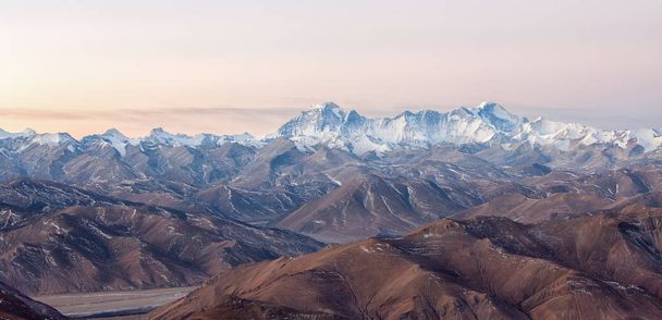 Zonsopgang boven Cho Oyu en Gyachung Kang, Himalaya, Tibet, China - Foto, afbeelding