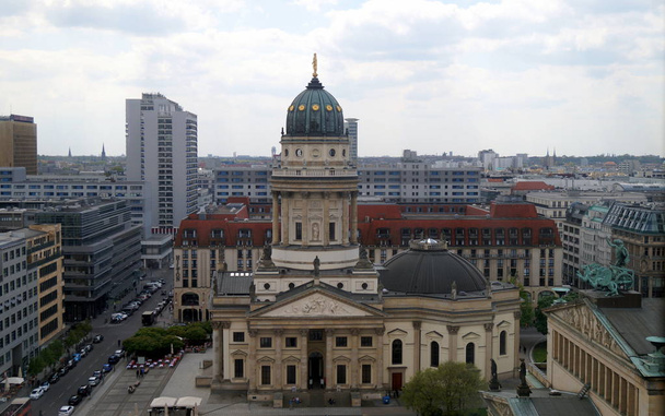 Berlino, Germania - 3 maggio 2016: Piazza Gendarmenmarkt, veduta dal campanile della cattedrale francese verso la chiesa tedesca - Foto, immagini