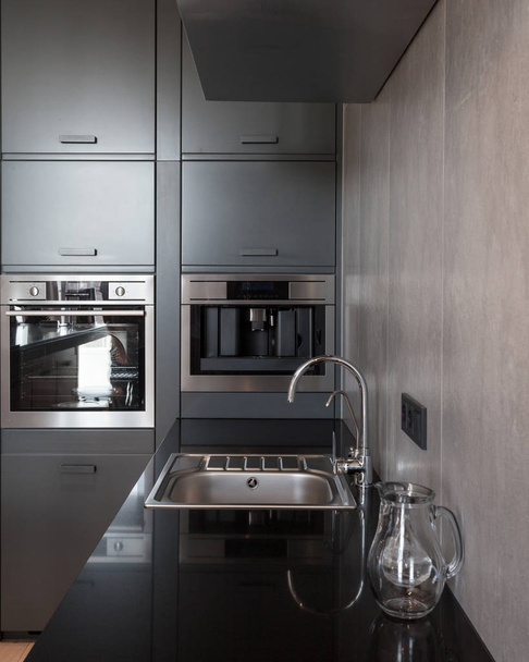 moderne und neue Küche mit eingebautem Gerät - Foto, Bild