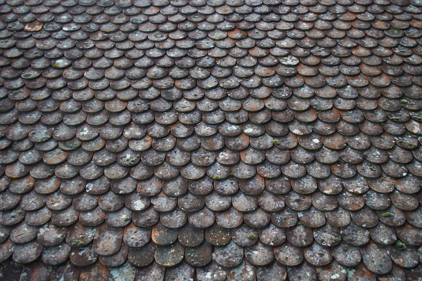 textuur van oude houten morsen of houten tegel op een dak  - Foto, afbeelding