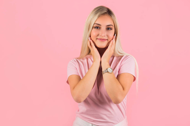 beautiful young woman on pink background - Foto, afbeelding