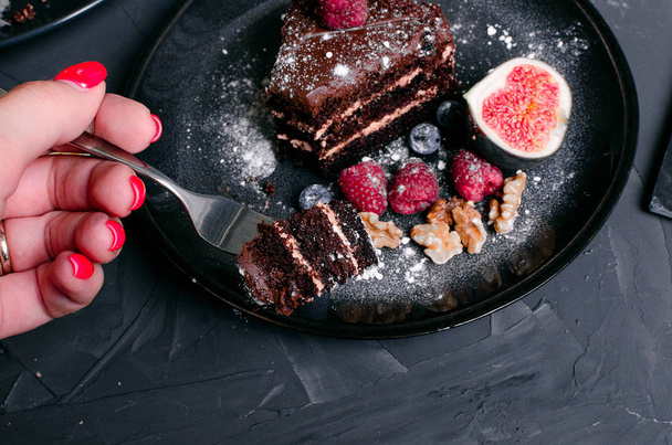 chocolate cake with fresh berries and nuts - Foto, Imagen