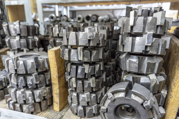 作業場の倉庫内の歯車切断工具、歯車切断機上の歯車加工のためのワームカッター. - 写真・画像