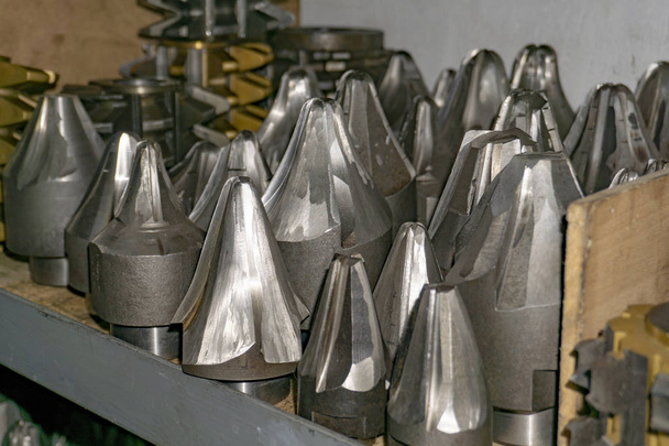 Outil de coupe d'engrenages dans un entrepôt dans un atelier, un coupe-vis pour le traitement des engrenages sur une machine de coupe d'engrenages
. - Photo, image