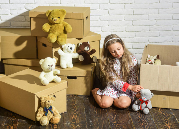 For what you leave behind. playing into new home. new apartment. happy little girl with toy. purchase of new habitation. Cardboard boxes - moving to new house. happy child cardboard box - Fotografie, Obrázek
