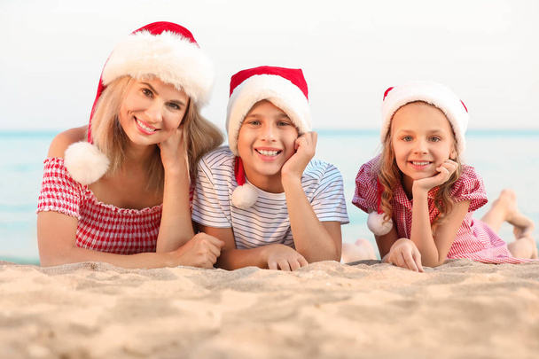 Happy family celebrating Christmas at tropical resort - Foto, imagen
