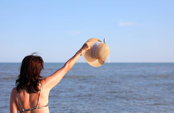 fiatal nő csónakázó a tenger mellett - Fotó, kép