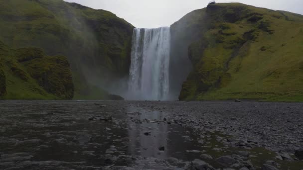 Wodospad Skogafoss i zielony krajobraz. Islandia - Materiał filmowy, wideo