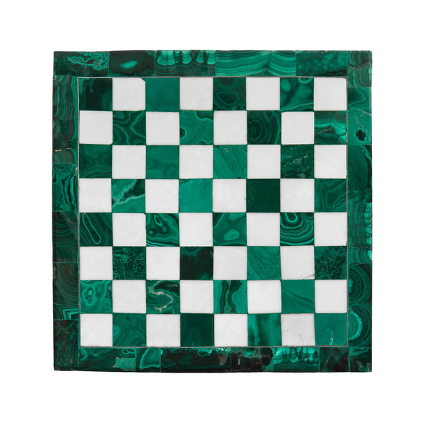 Marmurowa szachownica. Widok z góry na zieloną i białą szachownicę na białym tle. - Zdjęcie, obraz