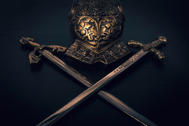 лицарська броня на чорному тлі
 - Фото, зображення