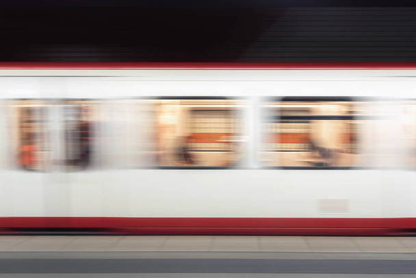 Mozgó metrószerelvény. A kitelepített vonatok háttere - Fotó, kép