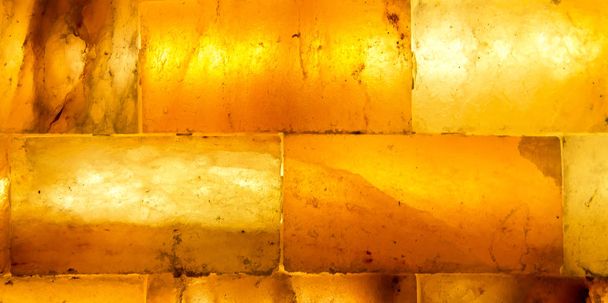 Mur de briques de sel de l'Himalaya. Ce mur de sel himalaya est jaune et orange. Intérieur du sauna, du spa ou de l'hôtel
 - Photo, image