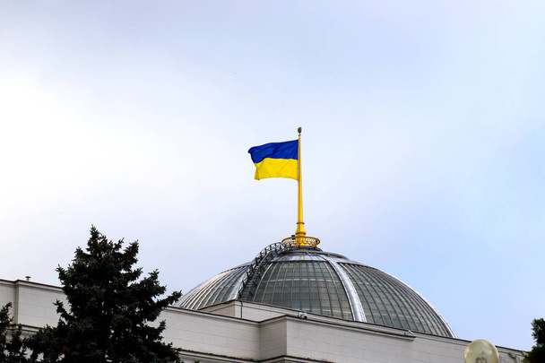 Narodowa żółta flaga Ukrainy na kopule parlamentu Ukrainy, Rada Najwyższa, stolica Kijowa - Zdjęcie, obraz