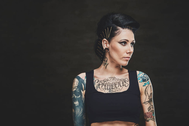 Retrato de mujer joven con tatuajes
 - Foto, Imagen