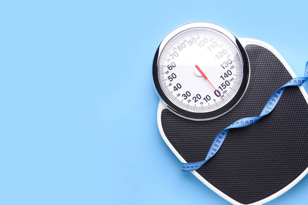 Maßstäbe und Maßband auf farbigem Hintergrund. Gewichtsverlust-Konzept - Foto, Bild