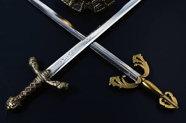 dwa skrzyżowane rycerskie miecze na czarnym tle - Zdjęcie, obraz