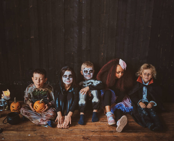 Jungen und Mädchen haben Maskenball am Halloween-Abend - Foto, Bild