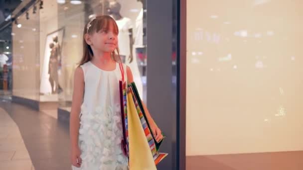 μικρό κορίτσι της μόδας απολαμβάνει ψώνια κατά τη διάρκεια εποχιακές εκπτώσεις των μαύρων Παρασκευή, κείμενο εμφανίζεται σε μια φράση κλιπ τελευταίες ημέρες της πώλησης - Πλάνα, βίντεο