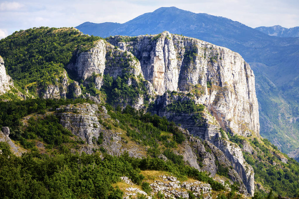 Чудовий гірський ландшафт у літній день. Чорногорія, Албанія, Боснія, Дінарські Альпи Балканський півострів. Можна використовувати для поштових листівок, знамен., - Фото, зображення