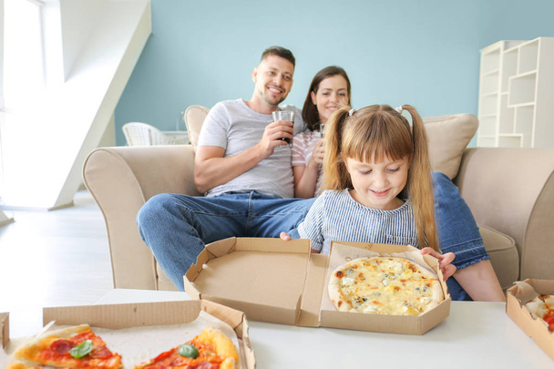 šťastná rodina jíst pizzu doma - Fotografie, Obrázek