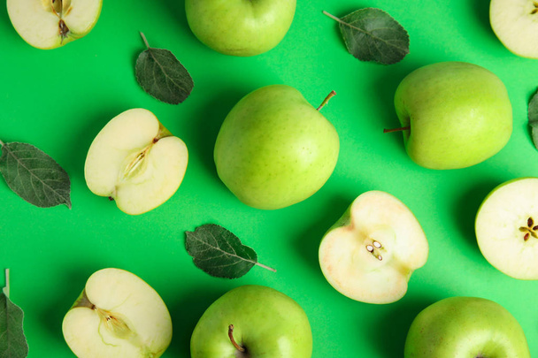 Flat lay composition of fresh ripe apples on green background - Foto, Bild