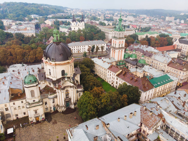 letecký pohled na staré podzimní evropské město - Fotografie, Obrázek