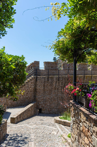 Vue de l'intérieur du mur du château de Tossa de Mar sur la Costa Brava (Catalogne, Espagne)
) - Photo, image
