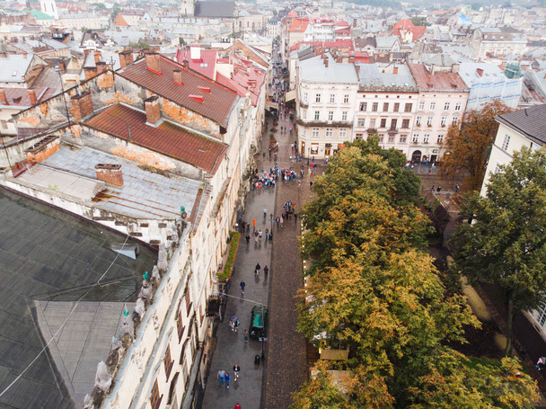 Львів, Україна-7 вересня 2019: вид зверху на центральну площу міста за дощову погоду - Фото, зображення