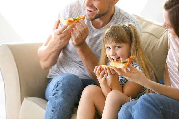 glückliche Familie isst Pizza zu Hause - Foto, Bild