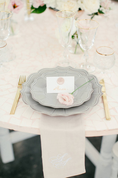 Düğün yemeği için ahşap masalarda çiçekler olan inanılmaz bir düğün masası süsü. - Fotoğraf, Görsel