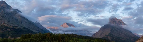 Bulutlu Sabah Gündoğumu sırasında Amerikan Rocky Dağı manzarasının güzel panoramik manzarası. Buzul Ulusal Parkı, Montana, ABD 'de çekildi.. - Fotoğraf, Görsel