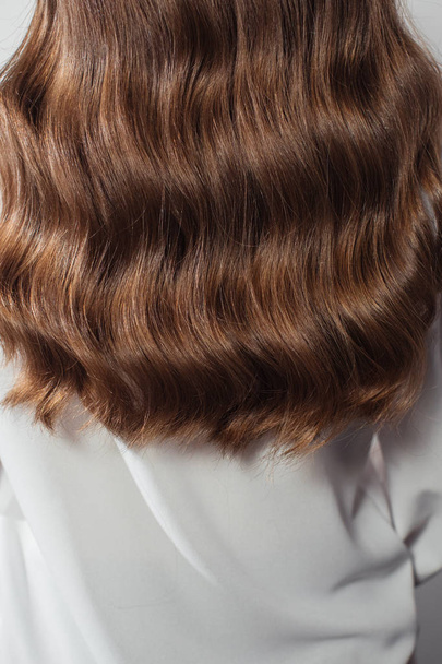 O close-up de mãos femininas de cabeleireiro ou motorista faz o penteado. Cabelo
 - Foto, Imagem