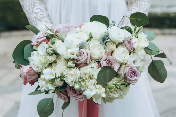 Nevěsta drží svatební kytici - Fotografie, Obrázek