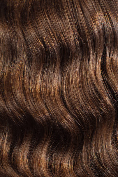 Gros plan de mains féminines de coiffeur ou coiffeur fait coiffure. Cheveux
 - Photo, image