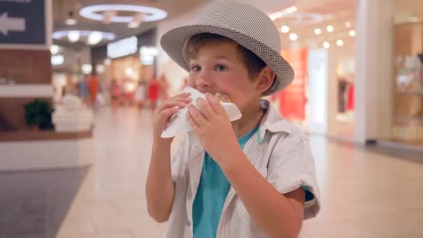 Nourriture pour enfants, mignon enfant heureux dans Chapeau manger beignet au chocolat dans le centre commercial
 - Séquence, vidéo