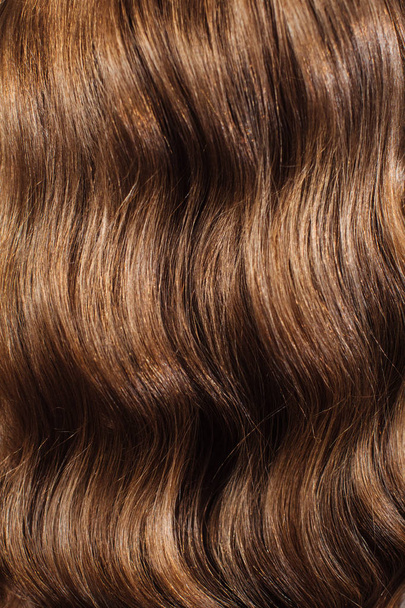 Крупним планом жіночі руки перукаря або ковдри роблять зачіску. Волосся
 - Фото, зображення