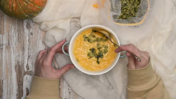 Eating vegetarian autumn pumpkin hot cream soup - Footage, Video