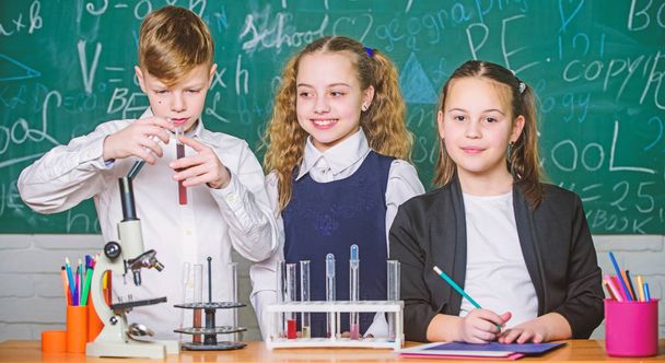 化学反応が起こる物質が新しい物質に変更するとき。生徒は、学校で化学を勉強します。別の化学物質を分解します。子供たちは、化学実験をお楽しみください。探索はワクワク - 写真・画像
