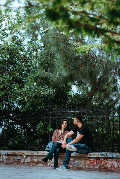 Atény, Řecko, 21. května 2019: Park v přírodě, mladé, milující páry odpočívající na lavičkách, redakční - Fotografie, Obrázek