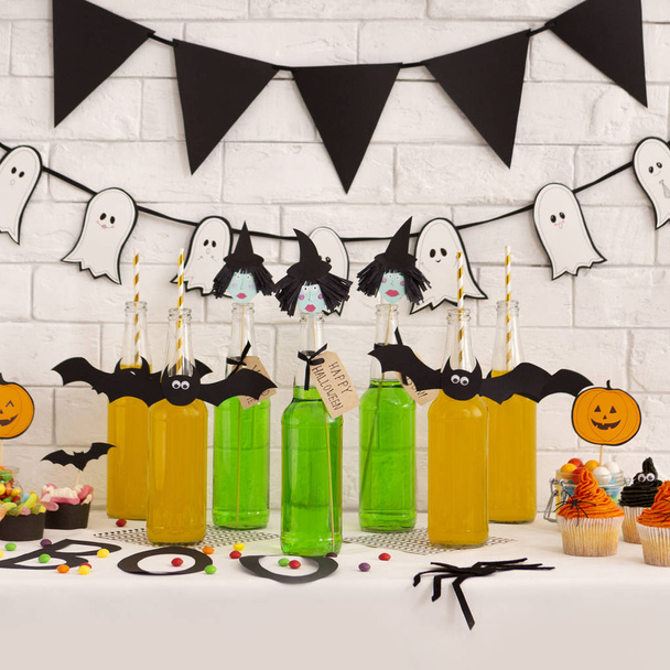 Различные Хэллоуинские напитки для вечеринки большой компании
 - Фото, изображение