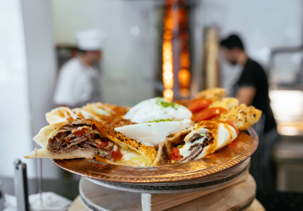 Tradicional turco Doner Kebab también conocido iskender, shawarma o gyros. Comida kebab estilo turco doner sobre fondo de mesa de madera en el restaurante turco
 - Foto, Imagen