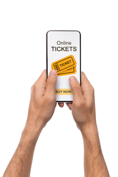 Man met behulp van applicatie voor het kopen van tickets voor evenementen online op smartphone - Foto, afbeelding