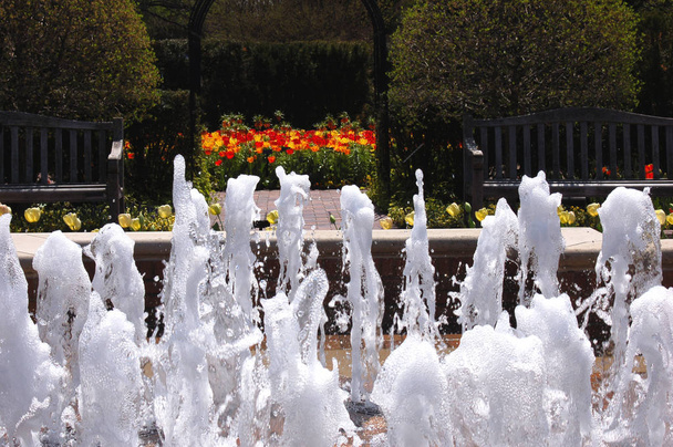 Widok na nowoczesną fontannę w dzień  - Zdjęcie, obraz