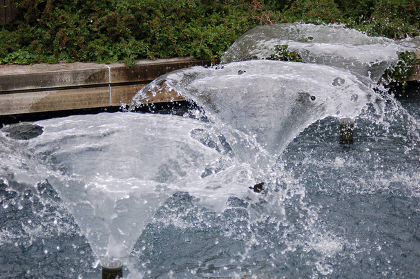 昼間の近代的な噴水の風景  - 写真・画像