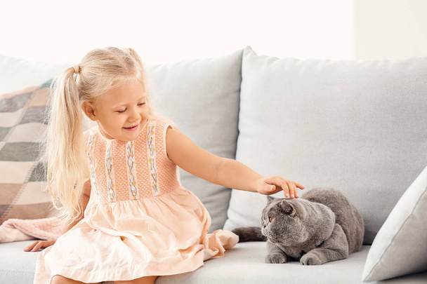 Mała dziewczynka z cute kota w domu - Zdjęcie, obraz