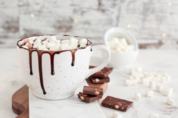 Tasse heiße Schokolade mit Marshmallows auf dem Tisch - Foto, Bild