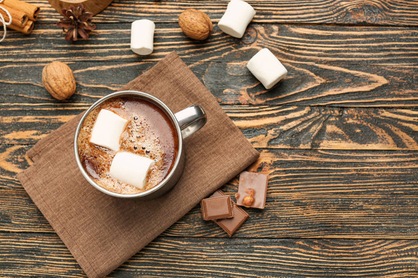 Tasse heiße Schokolade mit Marshmallows auf Holzgrund - Foto, Bild